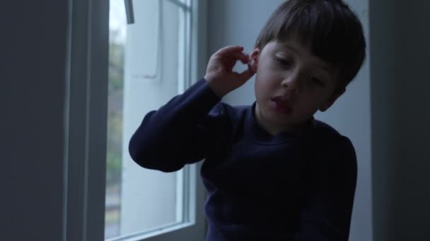Uttråkat Barn Fast Hemma Lutar Sig Mot Lägenhetsfönstret Blickar Mot — Stockvideo
