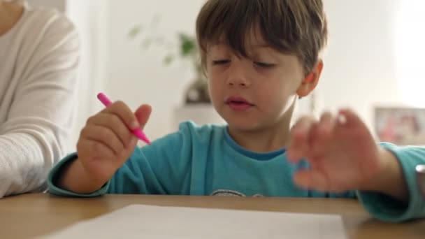 Liten Pojke Vägrar Att Göra Skolarbete Eftersom Han Trött — Stockvideo