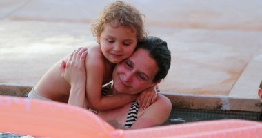 Küçük çocuk kucaklaşan anne samimiyeti