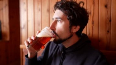 Kırsal Ahşap Yemekte Bira İçen Adam 'ın Tadını Çıkarıyorum