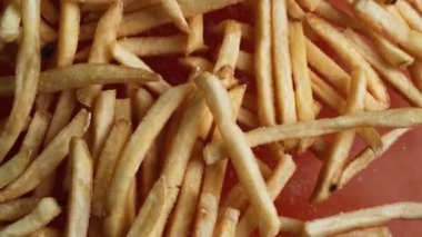 Fast Food Fransız Kızartmaları Kameraya doğru uçuyor - Yukarıdan Aşağı Perspektif