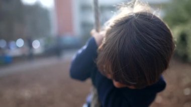 Neşeli Çocuk Sonbahar Sonbaharı Halk Parkı 'nda Halat Kaydırma Kılavuzu' nu sıkıca kavrayıp alçaltıyor. Park 'taki Ağaçlar Arasında Küçük Çocuk Neşeli Kayıyor