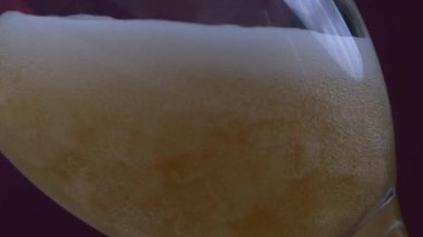 Birayı makro sıkışık çekimde hız rampası yavaş çekimde çekilen cama servis ediyorum. Alkolik içecek.