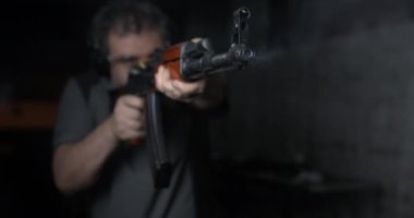AK-47 Ayrıntılı 800 fps Klasik Kalaşnikof Yakın Çekim Yavaş Çekim Ön Görünümü