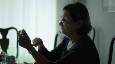 Profildeki Yaşlı Kadın Okuma Gözlüğü ile Akıllı Telefon ile İletişim kuruyor, Kafkas Kadın Mesajlaşması