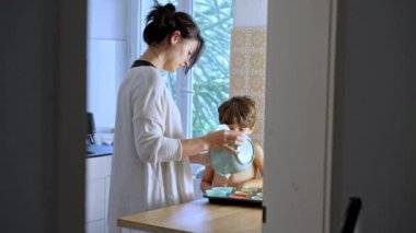 Kadın, Oğlu 'nun da katıldığı Kalıplara Kurabiye Öksürüğü Döküyor