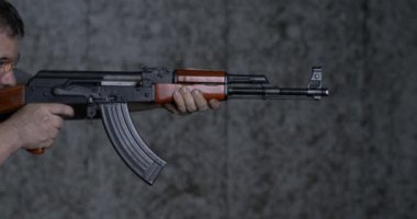 Yüksek Hız 800fps Yavaş Çekim AK-47, İnsan Nişan Alma ve Ateşleme Yandan Görünümü Kalaşnikof Tüfeği