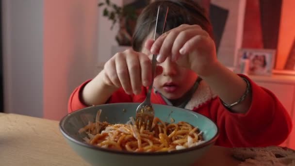 Kleine Jongen Die Pasta Eet Close Gezicht Van Een Jarig — Stockvideo