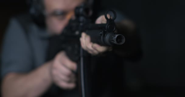 강력한 소총을 발사하는 사람의 클로즈업 800Fps 슬로우 시퀀스 — 비디오