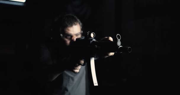 Hoge Snelheid Schieten Met Sp5K Assault Rifle Persoon Richten Vuren — Stockvideo