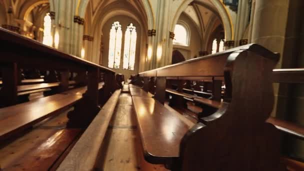 Antiker Innenraum Der Kathedrale Mit Holzbänken — Stockvideo