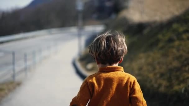 Pohled Zezadu Nedočkavého Mladého Chlapce Který Řítil Ven Uprostřed Podzimního — Stock video