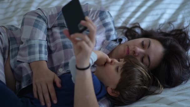 Matka Dziecko Angażowanie Się Smartfonem Łóżku Szczery Moment Oglądania Treści — Wideo stockowe