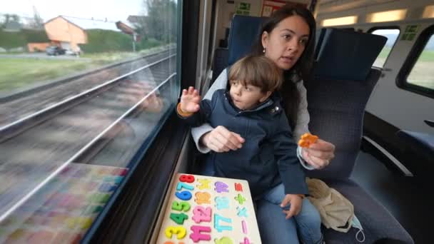 Oddaná Matka Její Dítě Zapojují Školního Úkolu Vysokorychlostním Vlaku Produktivně — Stock video