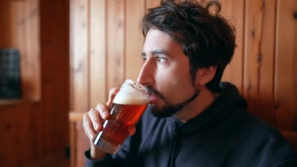 Ahşap Restoranda Bira Içen Adam — Stok video