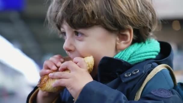 Little Boy Taking Bit Croissant Dítě Těší Sacharidové Svačinky Sobě — Stock video