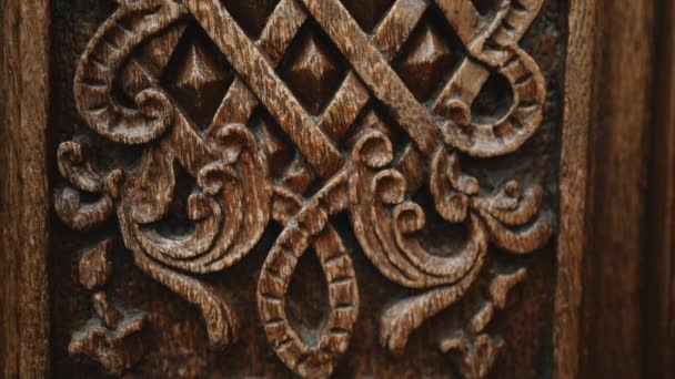 Τέχνη Του Αιώνα Κομψό Διακόσμηση Στην Αρχαία Ξύλινη Πόρτα Στην — Αρχείο Βίντεο