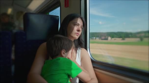 Introspektive Mutter Die Mit Dem Hochgeschwindigkeitszug Unterwegs Ist Während Sie — Stockvideo