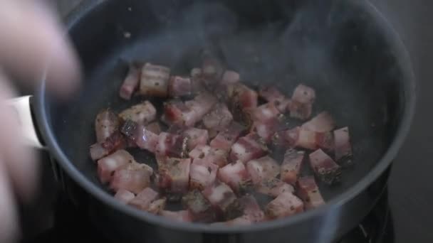平底锅内的咸肉片 特写的油腻食物 准备早上早餐 — 图库视频影像