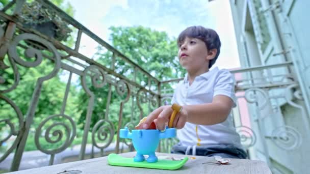 Mladý Chlapec Mrchožrouti Pro Poslední Sousta Jeho Vařené Vejce Pomocí — Stock video