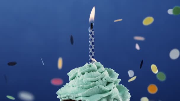 Конфетти Кексом День Рождения Свечой Сверху Замедленная Съемка Высокоскоростной Камерой — стоковое видео