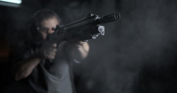 Disparo Alta Velocidad Cámara Lenta Del Hombre Apuntando Disparando Escopeta — Vídeos de Stock