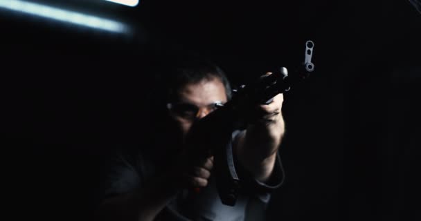 Hombre Ángulo Bajo Disparando 800Fps Alta Velocidad Cámara Lenta Kalashnikov — Vídeos de Stock