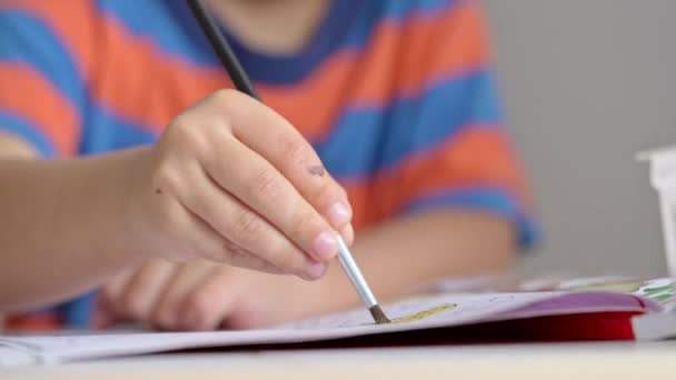 Jovem Criança Cria Apaixonadamente Com Escova Aquarela Sketchbook — Vídeo de Stock