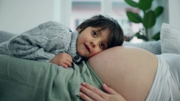 Hamileliğin Üçüncü Ayında Bebeğin Karnına Yaslanırken Bebeğin Hareketlerini Dinlediği Hassas — Stok video