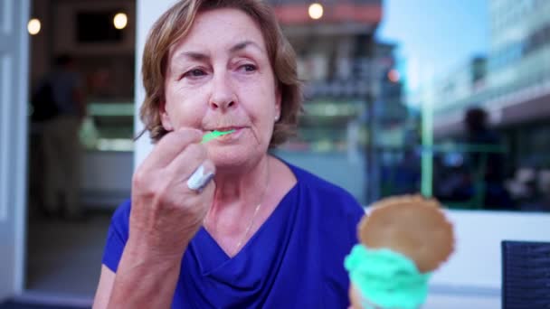 Счастливая Старшая Женщина Наслаждается Мороженым Улице Магазине Пожилой Человек Ест — стоковое видео