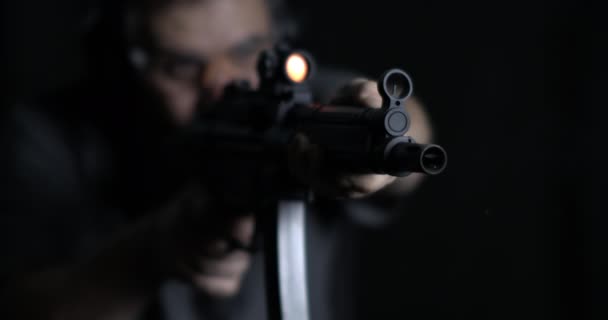 슬로우 모션에서 소총을 조준하고 촬영하는 — 비디오