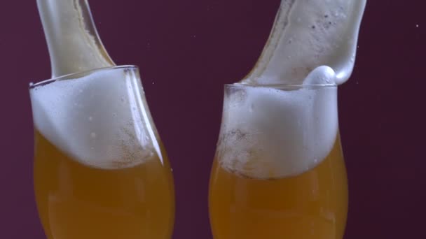 Cvakání Dvou Točených Piv Super Zpomalené Rampě Pěnou Tekutinou Která — Stock video