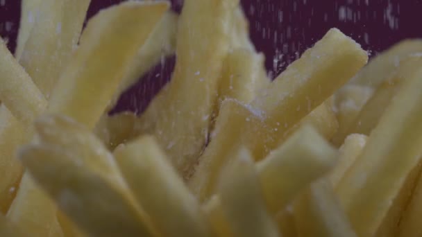 Makro Nahaufnahme Von Pommes Mit Fallendem Salz Superzeitlupe Knackiges Fast — Stockvideo