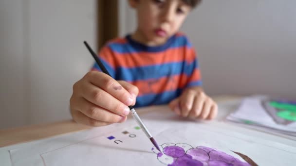 小男孩用画笔和水彩画在画册上画画 — 图库视频影像