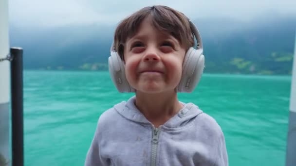Симпатичный Юноша Погруженный Мелодию Сидящий Позади Озера Четырехлетняя Девочка Напевает — стоковое видео