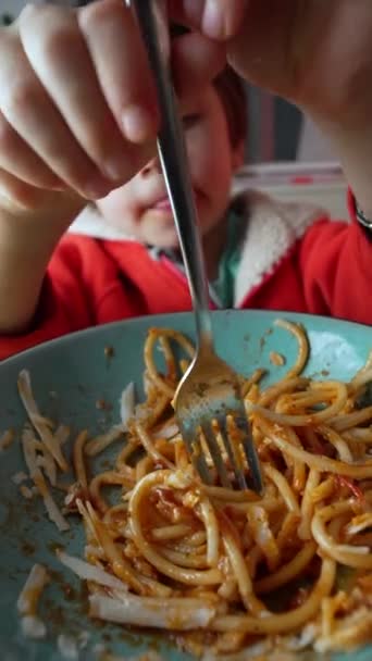 Küçük Çocuk Elinde Çatalla Spagetti Çeviriyor Çocuk Akşam Yemeğinde Makarna — Stok video