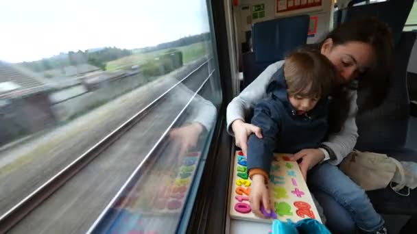 Усердная Мама Дает Уроки Сыну Время Поездки Поезде Ребенок Участвующий — стоковое видео