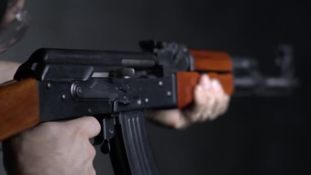 Persona Che Punta Spara Fucile 800Fps Alta Velocità Rallentatore Kalashnikov — Video Stock