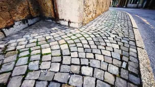 Пов Людини Йде Стародавньою Вуличною Стежкою Традиційним Антикварним Тротуаром Європі — стокове відео