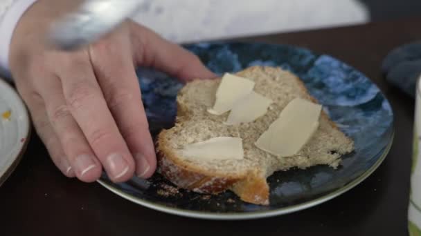 Hand Hand Butter Auf Brotscheibe Für Die Frühstücksnahrung Verteilen Messer — Stockvideo