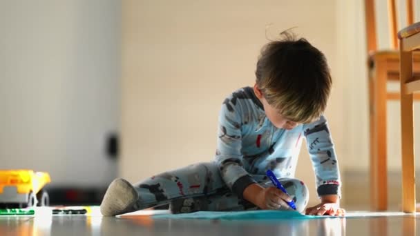 Jovem Artista Madrugada Criança Desenho Sobre Papel Manhã Pajamas — Vídeo de Stock