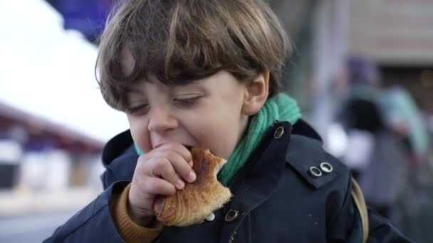 Nourriture Croissant Pour Enfants Attente Quai Train Collation Enfant — Video