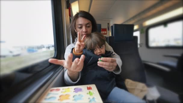 Věrná Maminka Dává Lekce Počítání Svému Dítěti Vlaku Příkladem Mobilního — Stock video