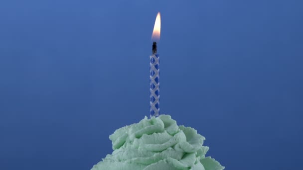 Cupcake Lit Candle Celebratory Anniversary Concept Μπλε Φόντο — Αρχείο Βίντεο