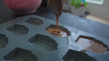 Geleneksel Fransız Madeleine 'leri yapmak, Şekillendirilmiş Küf' e Pasta Hamuru Dökmek