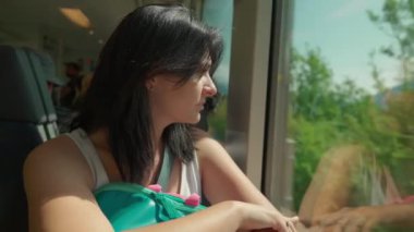 Trenden Doğayı Takdir Eden Kadın Yolcu, Göl ve Dağları İzleyen Kadın