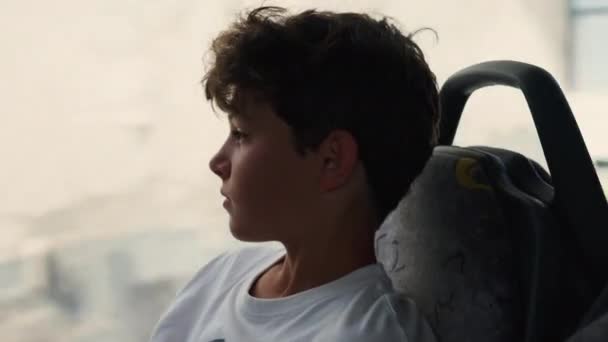 Νεαρός Στο Λεωφορείο Χαμένος Στη Σκέψη Βλέποντας Πέρασμα Σκηνικών Έφηβος — Αρχείο Βίντεο
