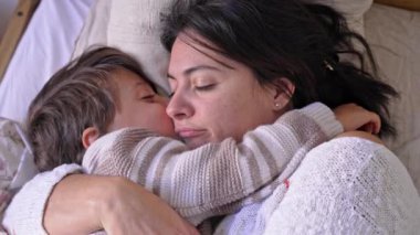 Sevimli bir an - Anne ve oğul sevgi ve sevgi göstergesi olarak yüz öpücüklerini kucaklayın ve paylaşın