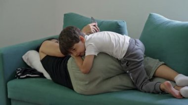 Anne-oğul kaynaşması sükuneti, bir kadınla koltukta dinlenmek, çocuğun dinlenmesi.