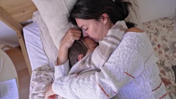 Uroczy Moment Połączenia Prawdziwa Miłość Matka Syn Obejmują — Wideo stockowe